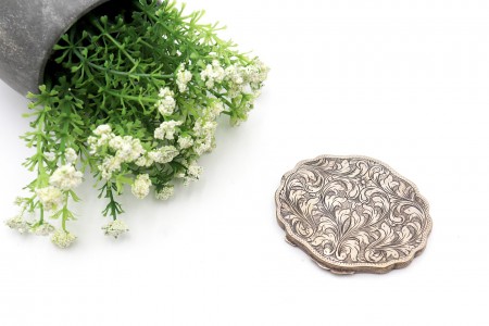 Caixa de maquilhagem em prata com motivos vegetalistas gravados, almofada e espe